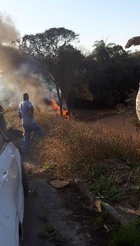 Carro bate, capota e pega fogo na rodovia LMG-808, em Contagem - Foto: Divulgação/Redes Sociais