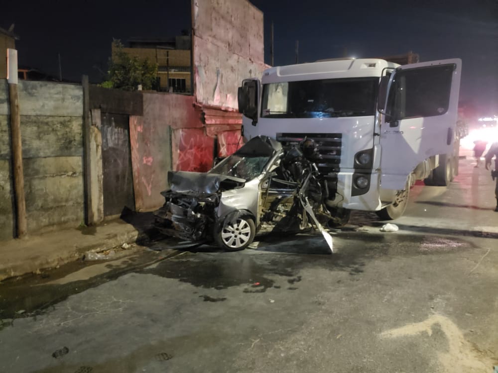 Duas pessoas ficam feridas após acidente entre carro e caminhão na Via Expressa, em Contagem - Foto: Divulgação/CBMMG