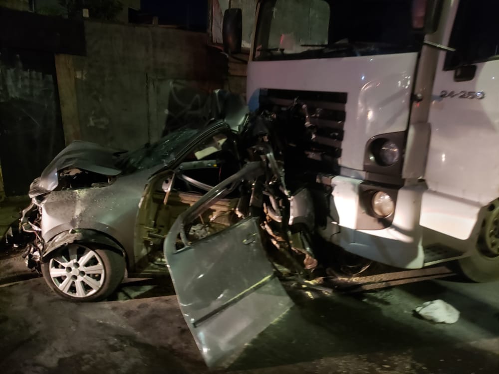 Duas pessoas ficam feridas após acidente entre carro e caminhão na Via Expressa, em Contagem - Foto: Divulgação/CBMMG