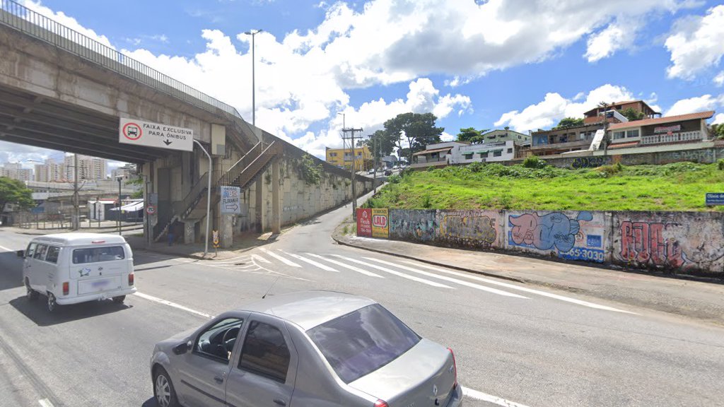 Suspeito de assalto capota carro roubado ao fugir da polícia na Avenida Cristiano Machado, em BH - Foto: Reprodução/Google Street View