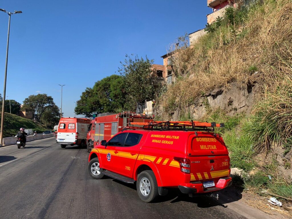 Homem é soterrado em obra no Anel Rodoviário, no bairro Suzana, em BH - Foto: Divulgação/CBMMG