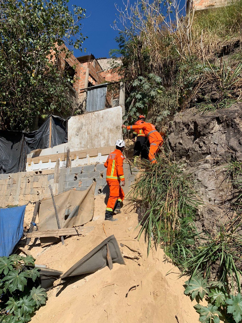 Homem é soterrado em obra no Anel Rodoviário, no bairro Suzana, em BH - Foto: Divulgação/CBMMG