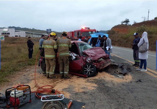 Duas pessoas morrem em acidente entre carro e ônibus na BR-262, em Manhuaçu - Foto: Divulgação/CBMMG