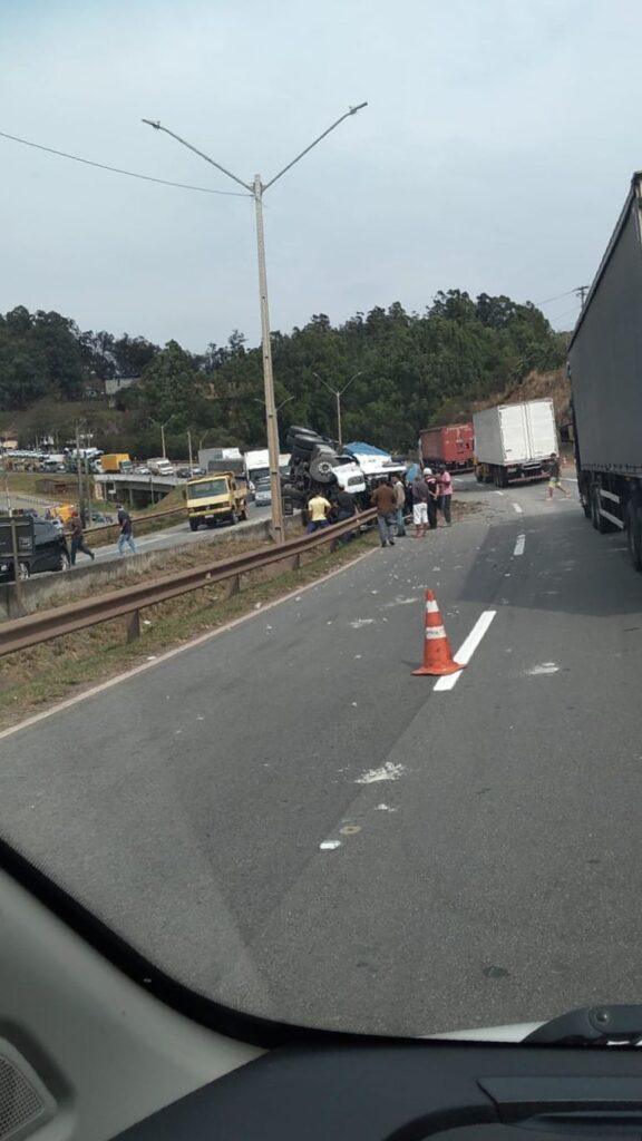 Carreta capota e motorista fica preso às ferragens na Rodovia Fernão Dias, em Itaguara - Foto: Reprodução/Redes Sociais