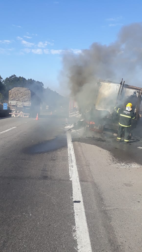 Caminhão carregado com frango pega fogo na Fernão Dias em Três Corações - Foto: Divulgação/CBMMG