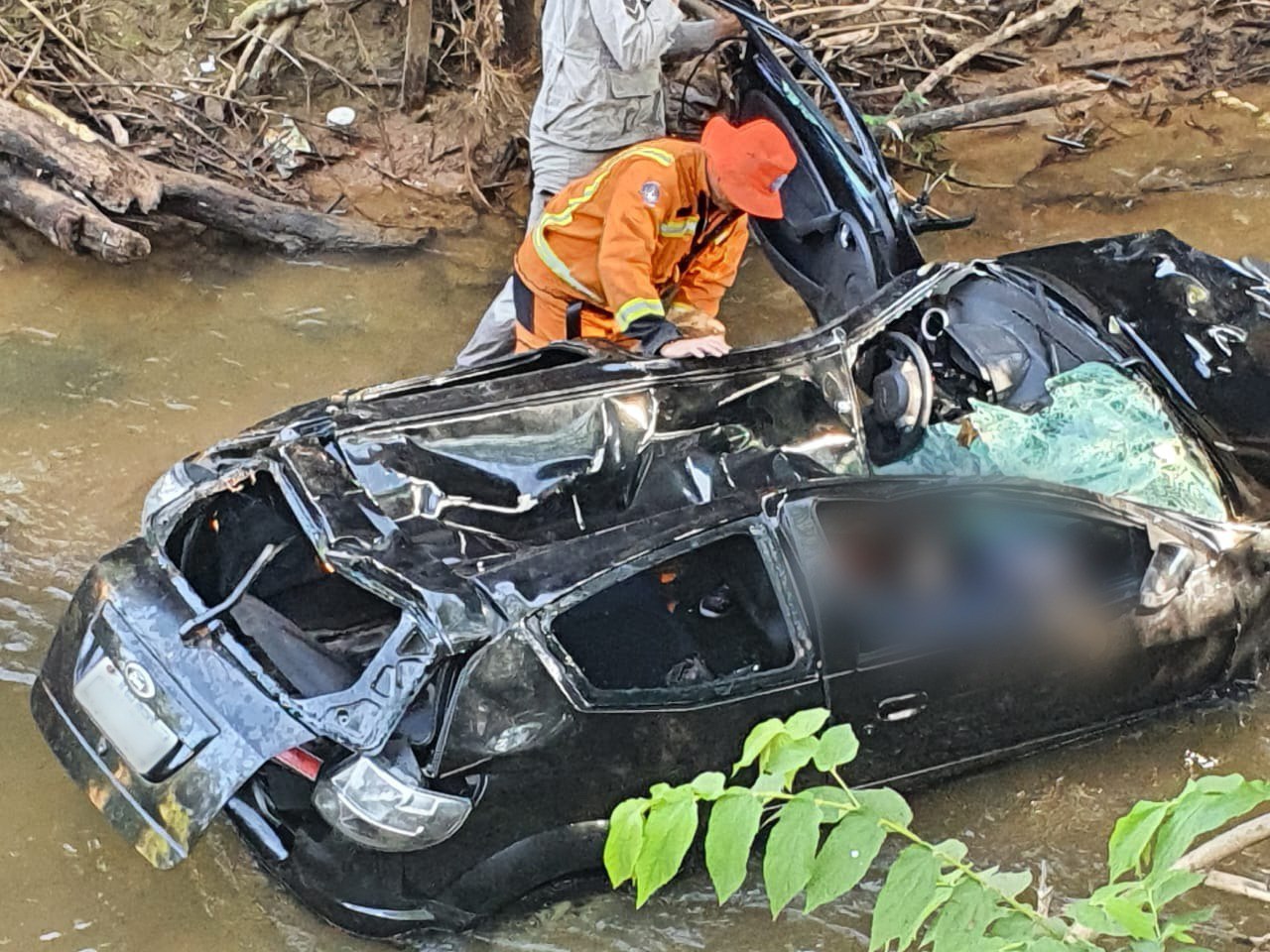 Homem morre e mulher fica ferida após carro cair de ponte na BR-381, em Jaguaraçu - Foto: Divulgação/CBMMG