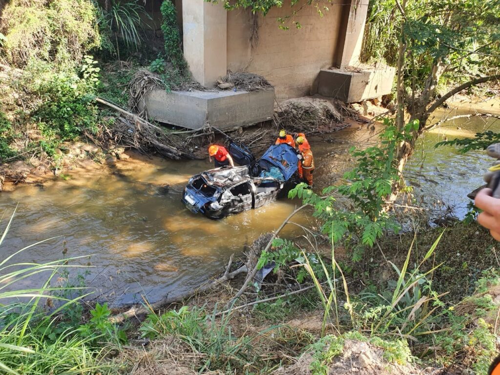 Homem morre e mulher fica ferida após carro cair de ponte na BR-381, em Jaguaraçu - Foto: Divulgação/CBMMG