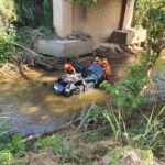 Homem morre e mulher fica ferida após carro cair de ponte na BR-381, em Jaguaraçu - Foto: Divulgação/CBMMG