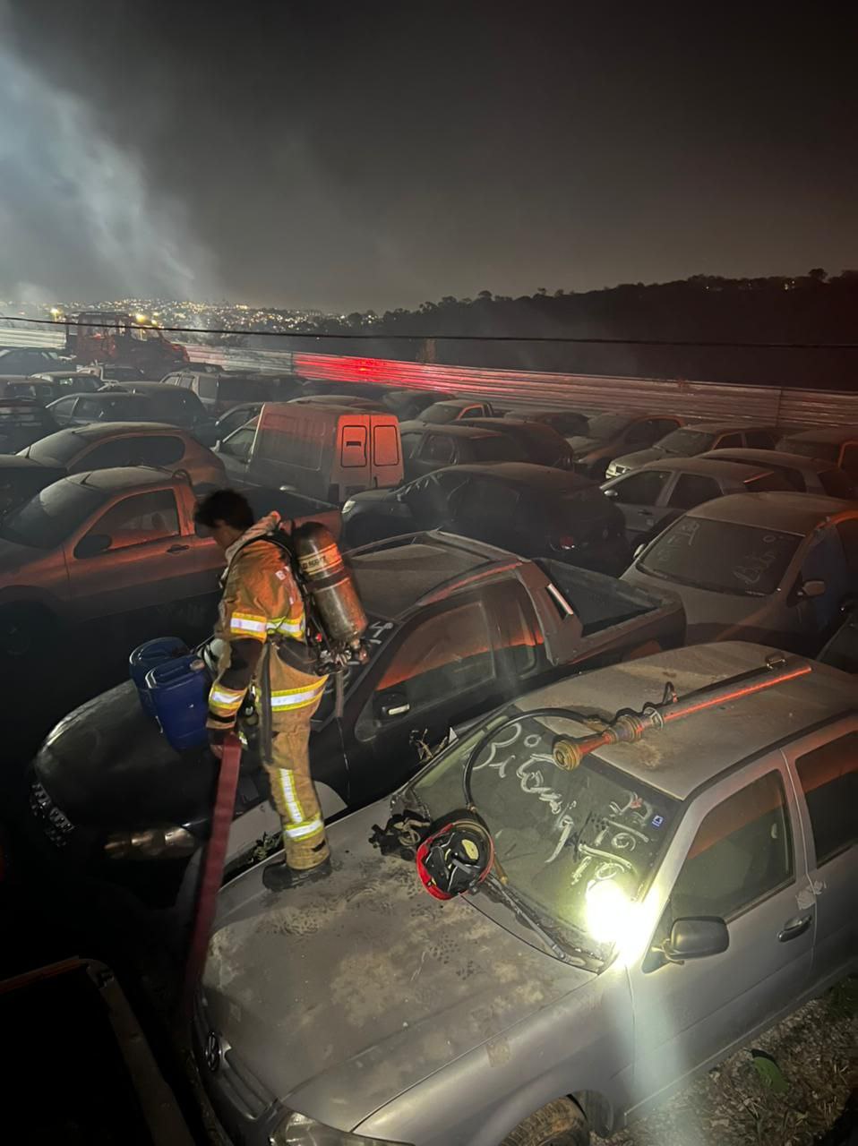 Incêndio de grandes proporções se espalha e atinge pátio do Detran no bairro Palmeiras, em BH - Foto: Litza Alves/CBMMG