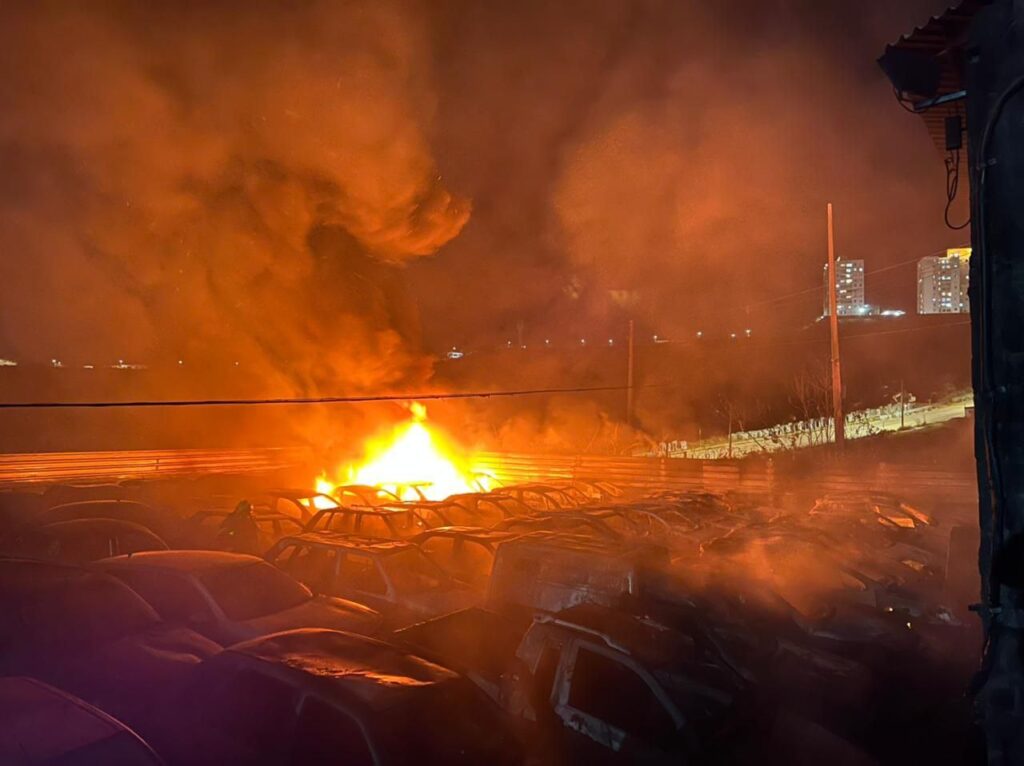 Incêndio de grandes proporções se espalha e atinge pátio do Detran no bairro Palmeiras, em BH - Foto: Litza Alves/CBMMG