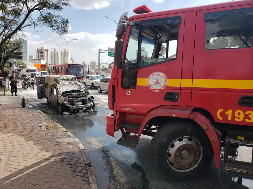 Ambulância fica destruída após pegar fogo na Avenida Barbacena, em Belo Horizonte - Foto: Divulgação/CBMMG