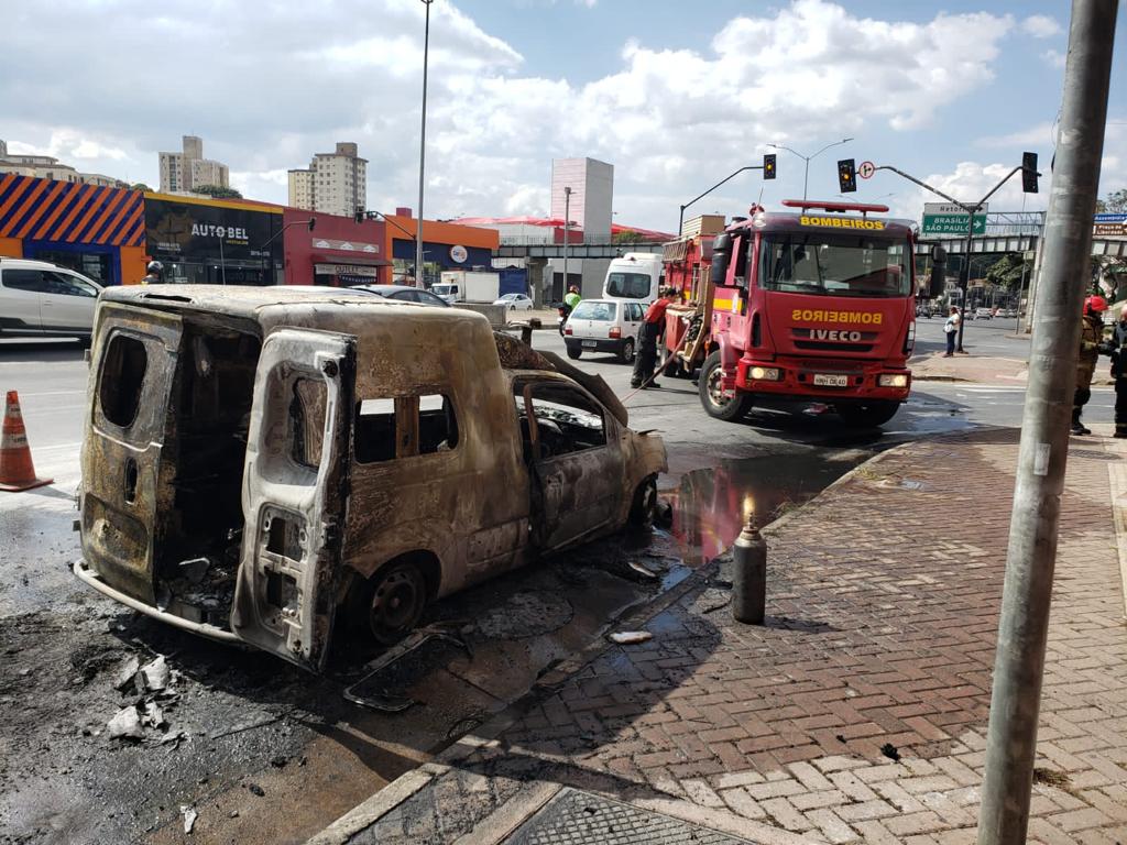 Ambulância fica destruída após pegar fogo na Avenida Barbacena, em Belo Horizonte - Foto: Divulgação/CBMMG