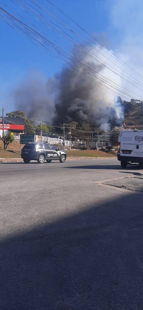 Incêndio de grandes proporções assusta motoristas na MG-030, em Nova Lima - Foto: Jornal Sempre Nova Lima