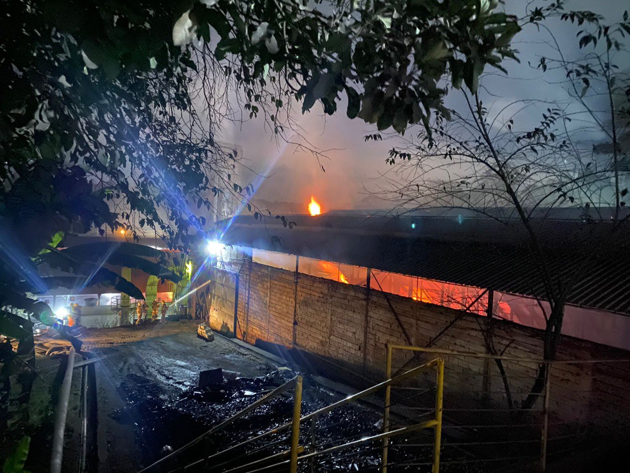 Incêndio de grandes proporções atinge galpão no bairro Várzea Alegre, em Pedro Leopoldo 1 Incêndio de grandes proporções atinge galpão no bairro Várzea Alegre, em Pedro Leopoldo - Foto: Divulgação/CBMMG