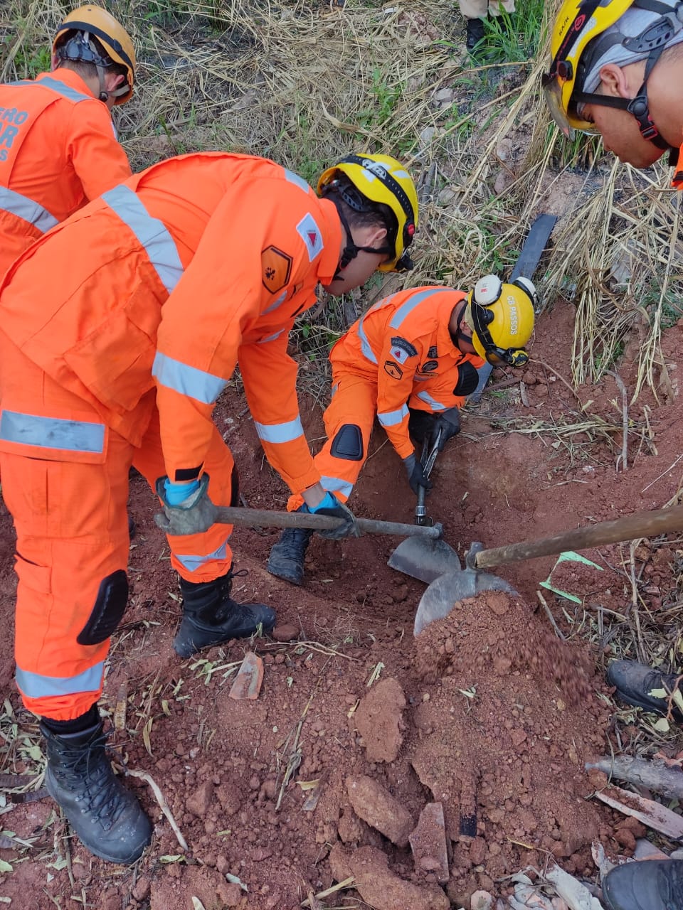 Corpo é encontrado enterrado próximo de campo de futebol no bairro Bandeirantes, na Pampulha, em BH - Foto: Divulgação/CBMMG