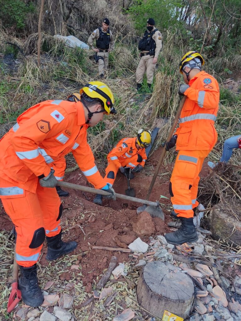 Corpo é encontrado enterrado próximo de campo de futebol no bairro Bandeirantes, na Pampulha, em BH - Foto: Divulgação/CBMMG