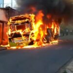 Ônibus do Move fica destruído após pega fogo no bairro Nova Suíça, em Belo Horizonte - Foto: Reprodução/Redes Sociais