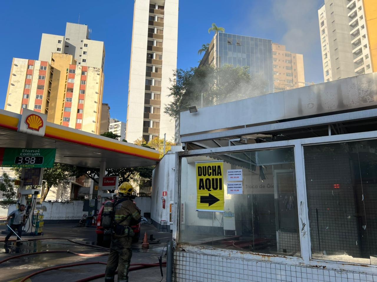 Escritório de posto de combustível é atingido por incêndio no bairro Lourdes, em BH - Foto: Divulgação/CBMMG