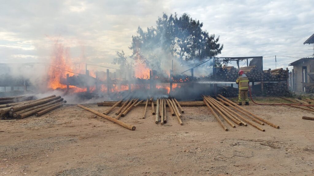 Incêndio atinge madeireira no bairro Vila Olga, em Santa Luzia - Foto: Divulgação/CBMMG