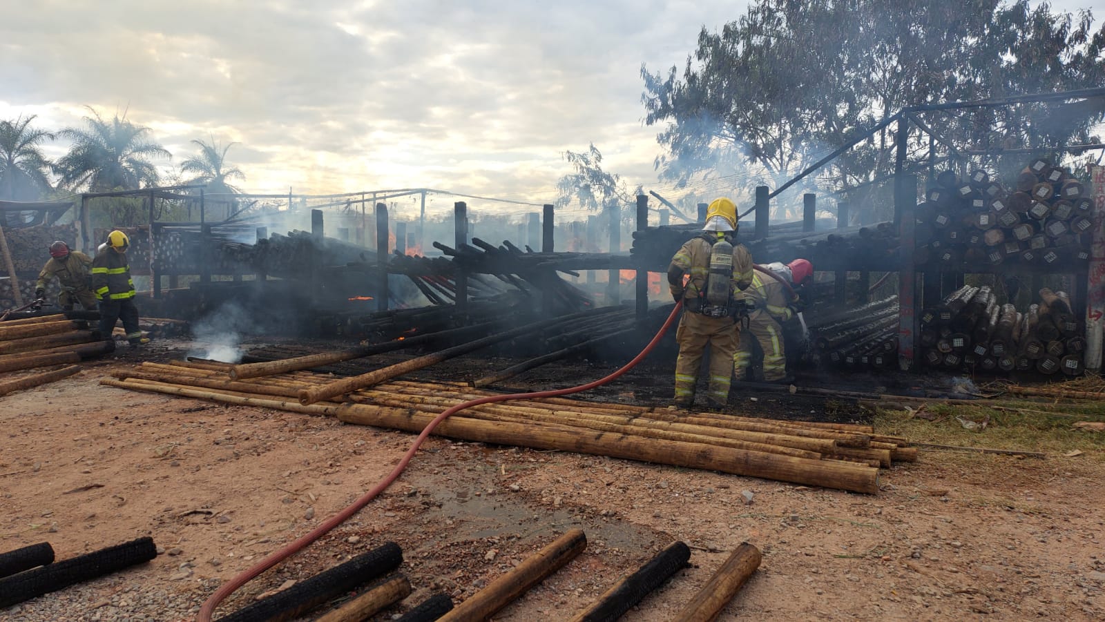 Incêndio atinge madeireira no bairro Vila Olga, em Santa Luzia - Foto: Divulgação/CBMMG