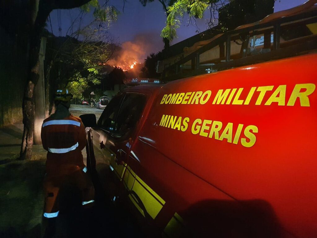 Bombeiros combate incêndio na Serra do Curral em Belo Horizonte - Foto: Divulgação/CBMMG