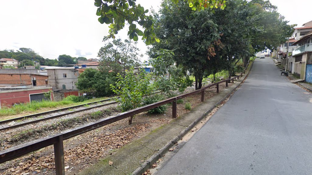 Homem é encontrado morto a tiros próximo à linha férrea do bairro Lindeia, no Barreiro em BH - Foto: Reprodução/Google Streew View