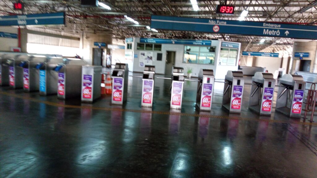 Usuário encontram estações de metrô de BH com portões fechados - Foto: Por Dentro de Minas
