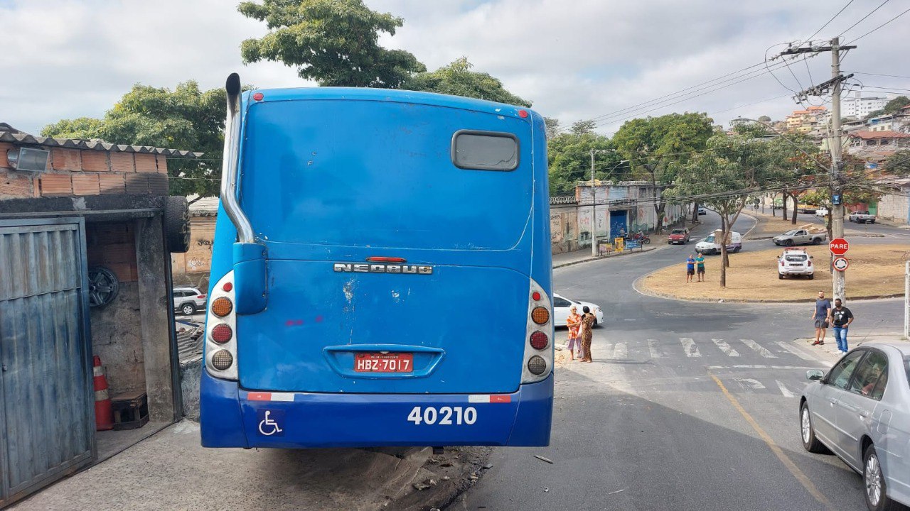 Ônibus bate em veículos e invade restaurante no bairro Gloria, em Belo Horizonte - Foto: Divulgação/BPtran