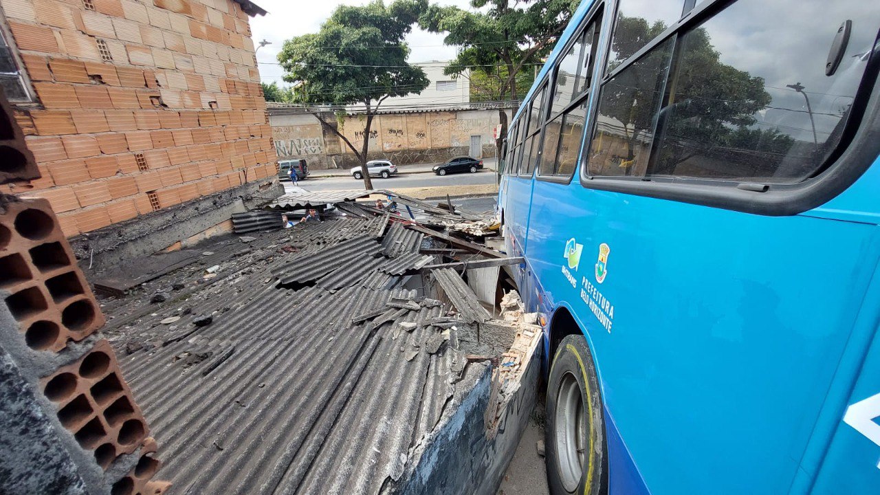 Ônibus bate em veículos e invade restaurante no bairro Gloria, em Belo Horizonte - Foto: Divulgação/BPtran