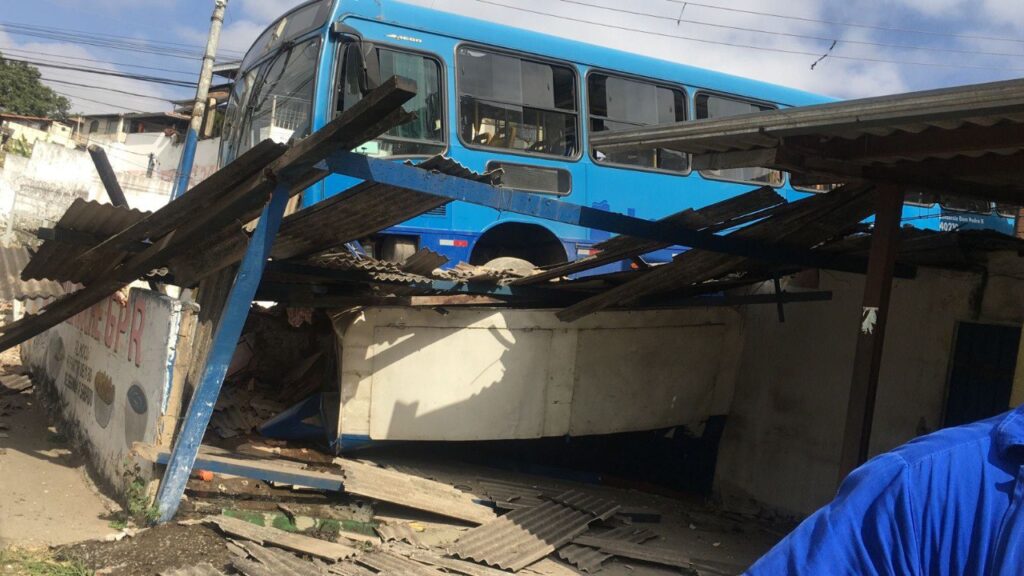 Ônibus bate em veículos e invade restaurante no bairro Gloria, em Belo Horizonte - Foto: Divulgação/BPtran