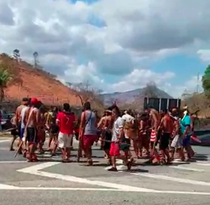 Indígenas fazem manifestação e interdita BR-116 em Governador Valadares - Foto: Reprodução/Redes Sociais