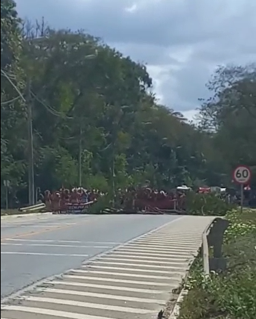 Indígenas fazem manifestação e interdita BR-116 em Governador Valadares - Foto: Reprodução/Redes Sociais