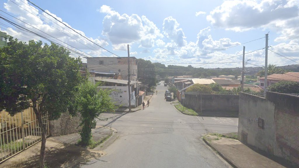 Menino de 10 anos morreu após respirar desodorante aerossol no bairro Pirajá, em BH - Foto: Reprodução/Google Street View