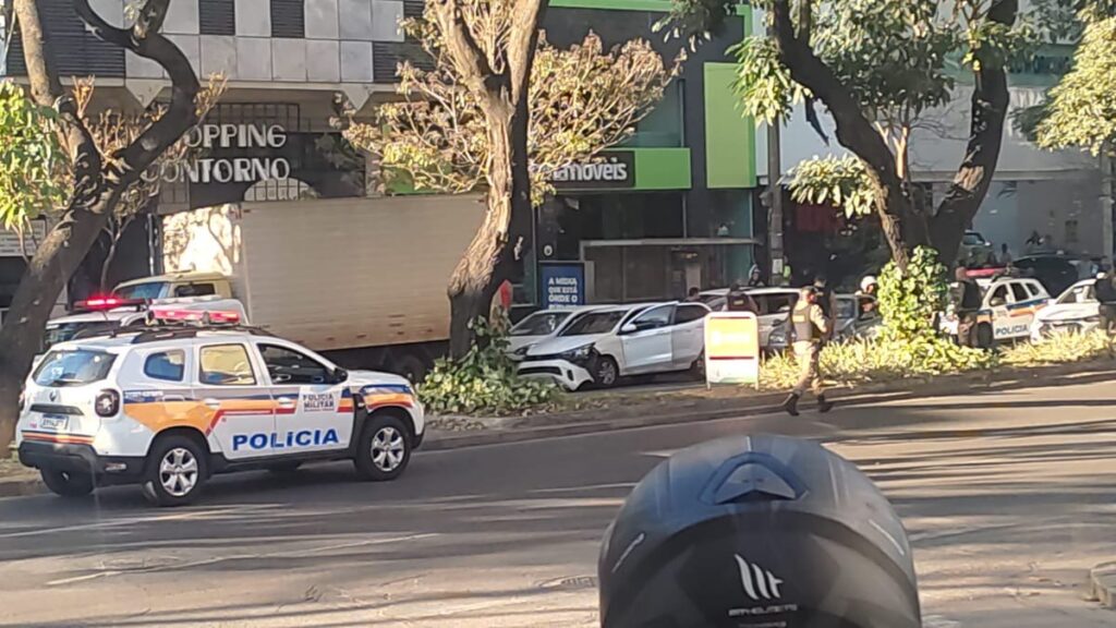 Troca de tiros entre polícia e suspeitos causa pânico na Avenida do Contorno, na Savassi, em BH - Foto: Reprodução/Redes Sociais