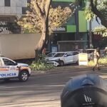 Troca de tiros entre polícia e suspeitos causa pânico na Avenida do Contorno, na Savassi, em BH - Foto: Reprodução/Redes Sociais