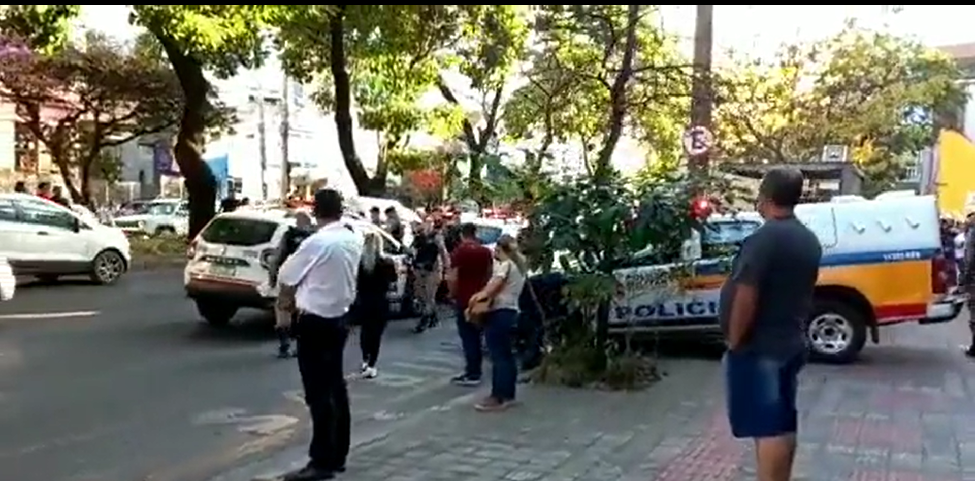 Troca de tiros entre polícia e suspeitos causa pânico na Avenida do Contorno, na Savassi, em BH - Foto: Reprodução/Redes Sociais