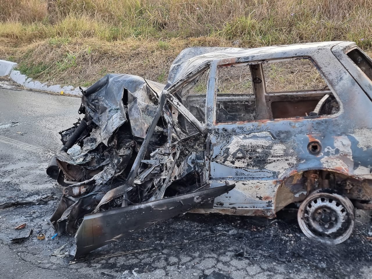 Motorista morre carbonizado dentro de carro após acidente na BR-116, em Inhapim - Foto: Divulgação/CBMMG