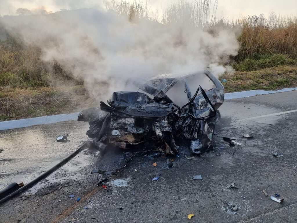 Motorista morre carbonizado dentro de carro após acidente na BR-116, em Inhapim - Foto: Divulgação/CBMMG