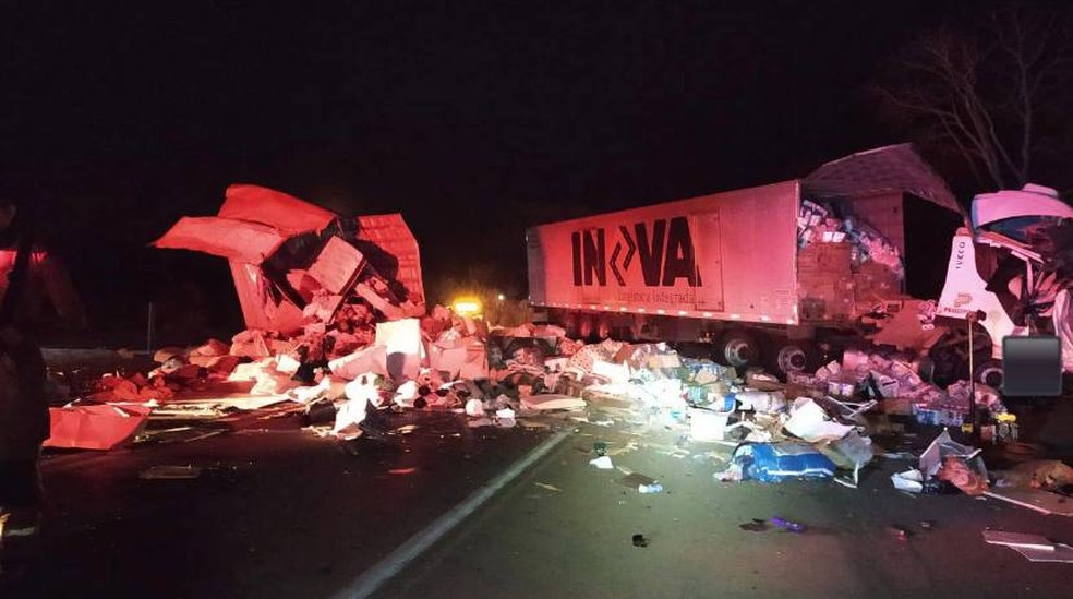 Três pessoas morrem após grave acidente entre carreta e caminhão na BR-262, em Moema - Foto: Divulgação/CBMMG