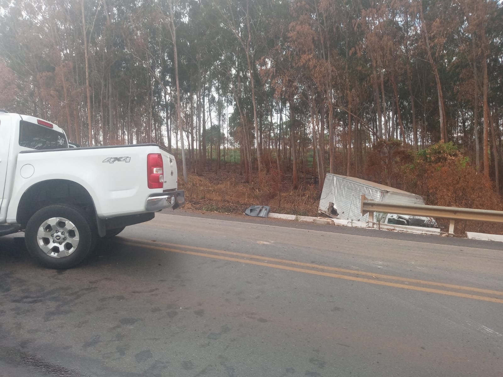 Três pessoas ficam feridas após batida entre caminhonete e caminhão na BR-354, em Patos de Minas - Foto: Divulgação/CBMMG