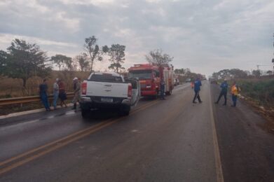 Três pessoas ficam feridas após batida entre caminhonete e caminhão na BR-354, em Patos de Minas - Foto: Divulgação/CBMMG