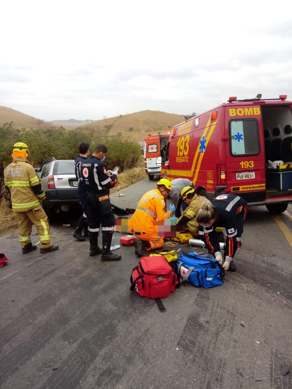 Acidente entre carro e caminhão deixa um morto na MGC-120, em Coimbra - Foto: Divulgação/CBMMG