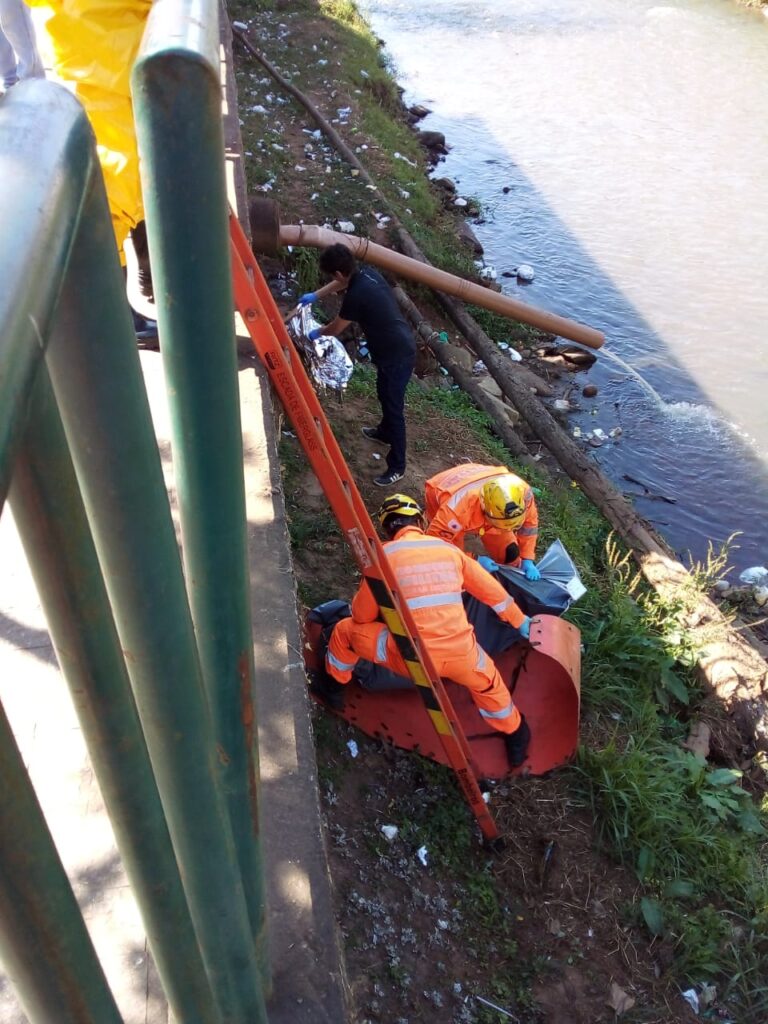 Corpo de mulher é resgatado pelos Bombeiros do Rio Maranhão, em Congonhas - Foto: Divulgação/CBMMG