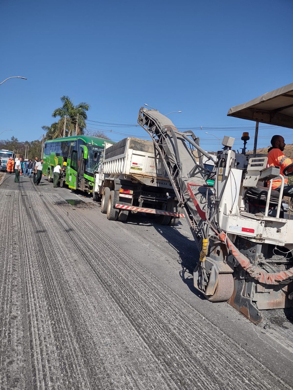 Passageiros de ônibus ficam feridos após acidente com caminhão na BR-040, em Sete Lagoas 