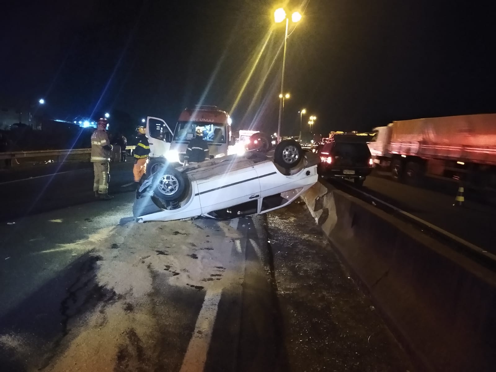 Criança morre após carro capotar na BR-050 em Uberaba - Foto: Divulgação/CBMMG