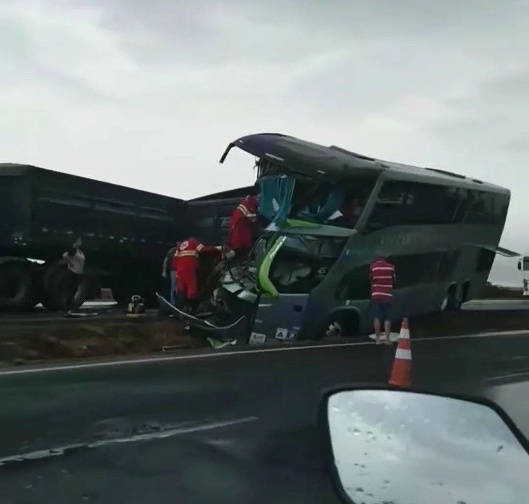 Grave acidente entre caminhão e ônibus deixa mortos e feridos na BR-153, entre Canápolis e Centralina - Foto: Reprodução/Redes Sociais