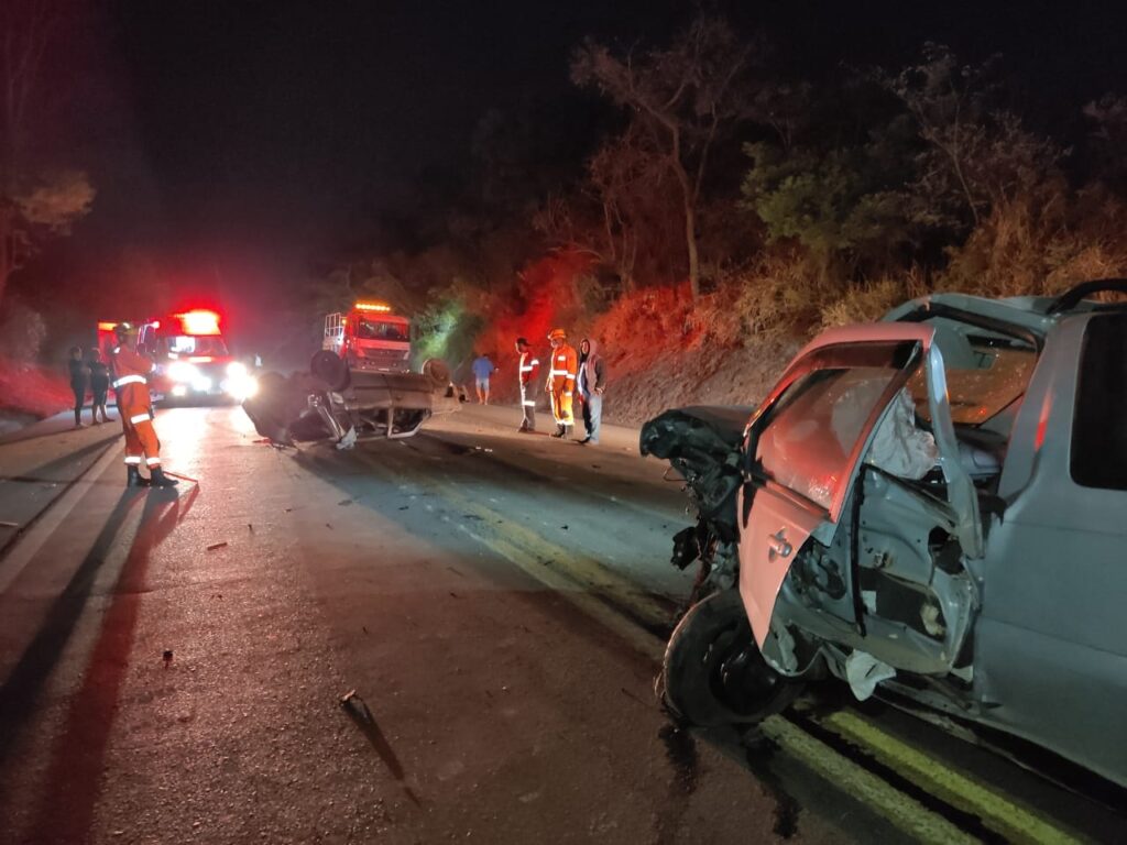 Duas pessoas ficam feridas após acidente entre carros na BR-262, em Nova Serrana - Foto: Divulgação/CBMMG