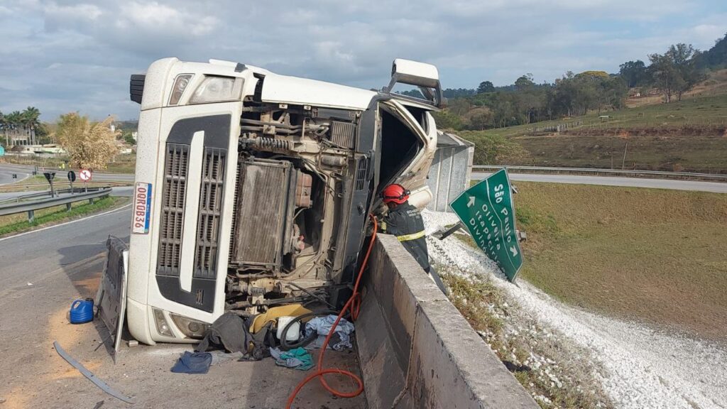 Motorista morre após carreta tombar na BR-494, em Oliveira - Foto: Divulgação/CBMMG
