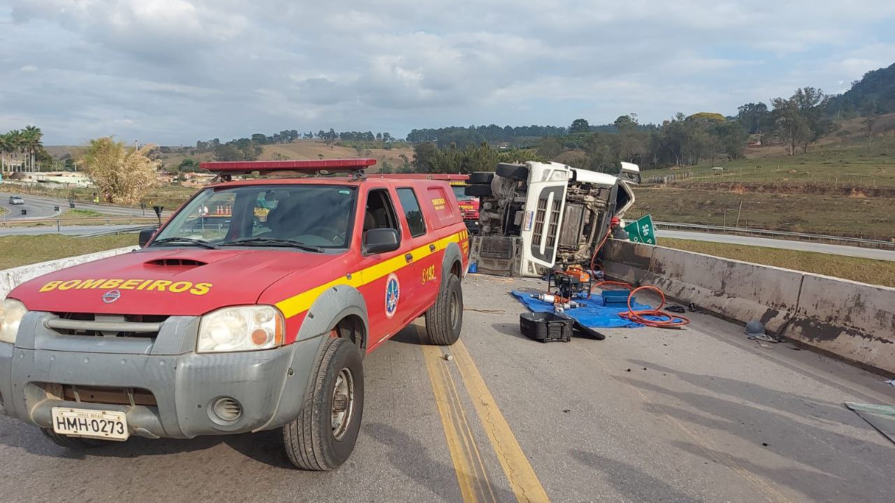 Motorista morre após carreta tombar na BR-494, em Oliveira - Foto: Divulgação/CBMMG