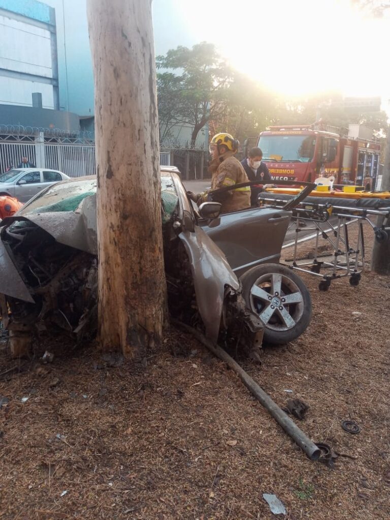 Carro bate em árvore e duas pessoas ficam feridas na Avenida Cláudio Moura, em Ipatinga - Foto: Divulgação/CBMMG